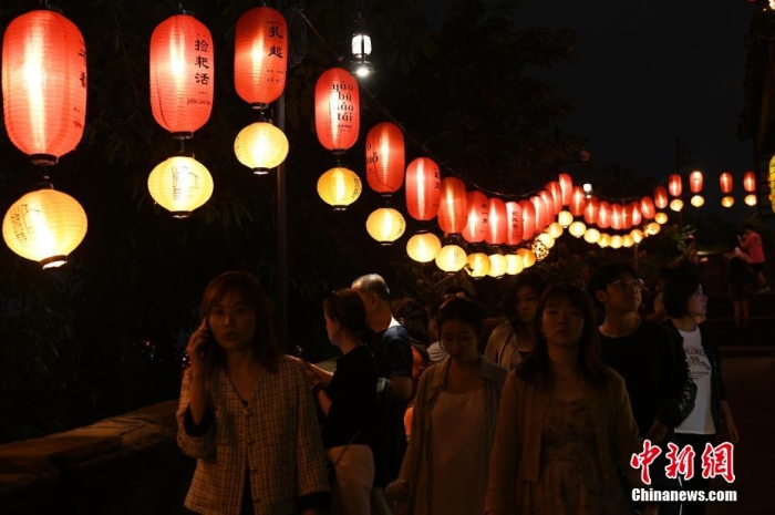 圖為游客夜游山城巷感受山城獨(dú)特魅力。<a target='_blank' href='/' ><p  align=