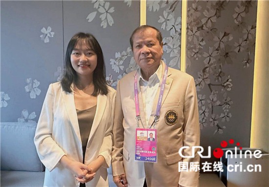 　　△柬埔寨國家奧委會主席、柬埔寨亞運代表團團長唐坤（右）接受記者采訪