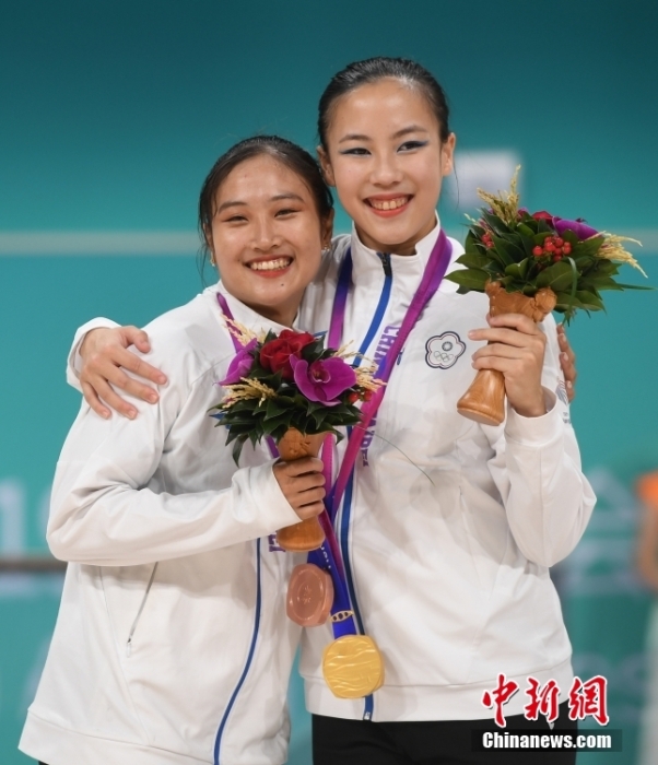 10月7日，杭州第19屆亞運(yùn)會(huì)輪滑項(xiàng)目女子花樣輪滑單人滑長節(jié)目決賽在錢塘輪滑中心舉行。結(jié)合短節(jié)目決賽成績，中國臺(tái)北選手洪筱晴(左)以94.38分的總成績奪得女子花樣輪滑單人滑冠軍，中國臺(tái)北選手張致如(右)獲得季軍。<a target='_blank' href='/'><p  align=