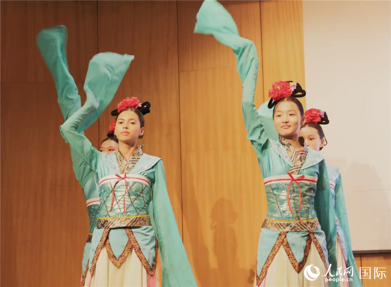 兩國文化志愿者共同表演中國傳統(tǒng)舞蹈。人民網記者 陳海琪攝