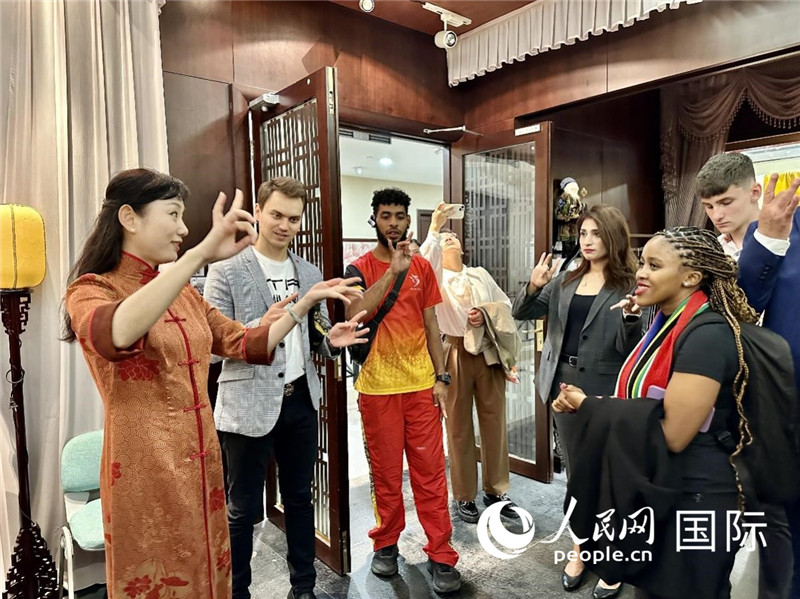 國際民間人士代表團(tuán)參觀古北市民中心昆曲教室。人民網(wǎng)記者 周雨攝