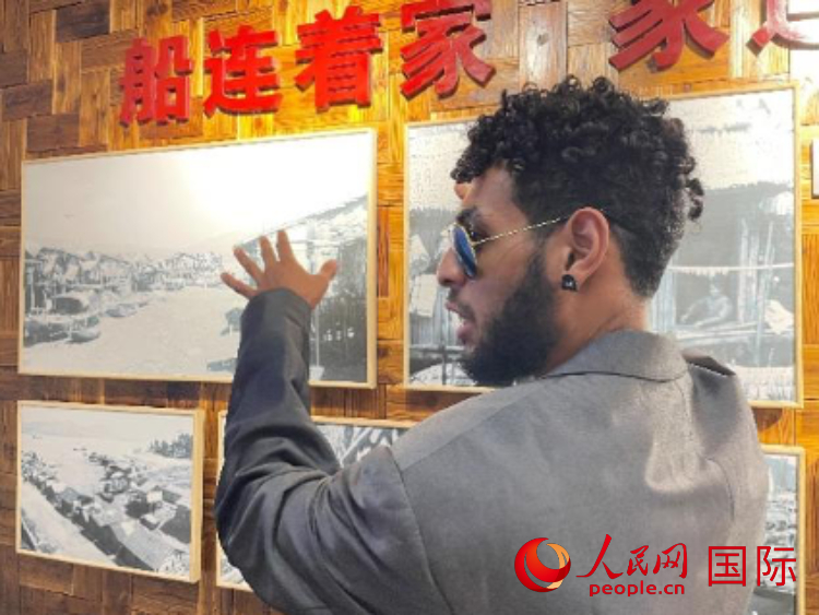 巴布亞新幾內(nèi)亞乒乓球國家隊隊員羅伊在福建省寧德市下歧村參觀。人民網(wǎng)記者 張榮攝