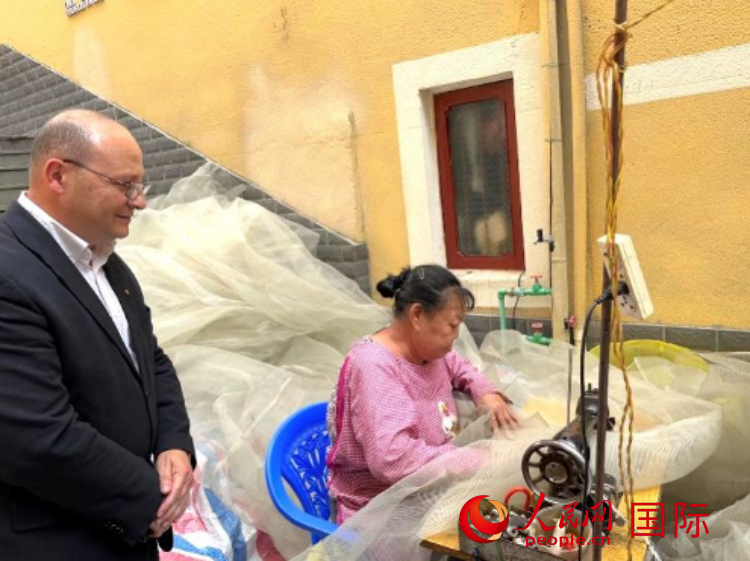 馬耳他瑪格麗特中學(xué)“中國角”教師馬丁·阿佐帕迪在福建省寧德市下歧村參觀。人民網(wǎng)記者 周雨攝