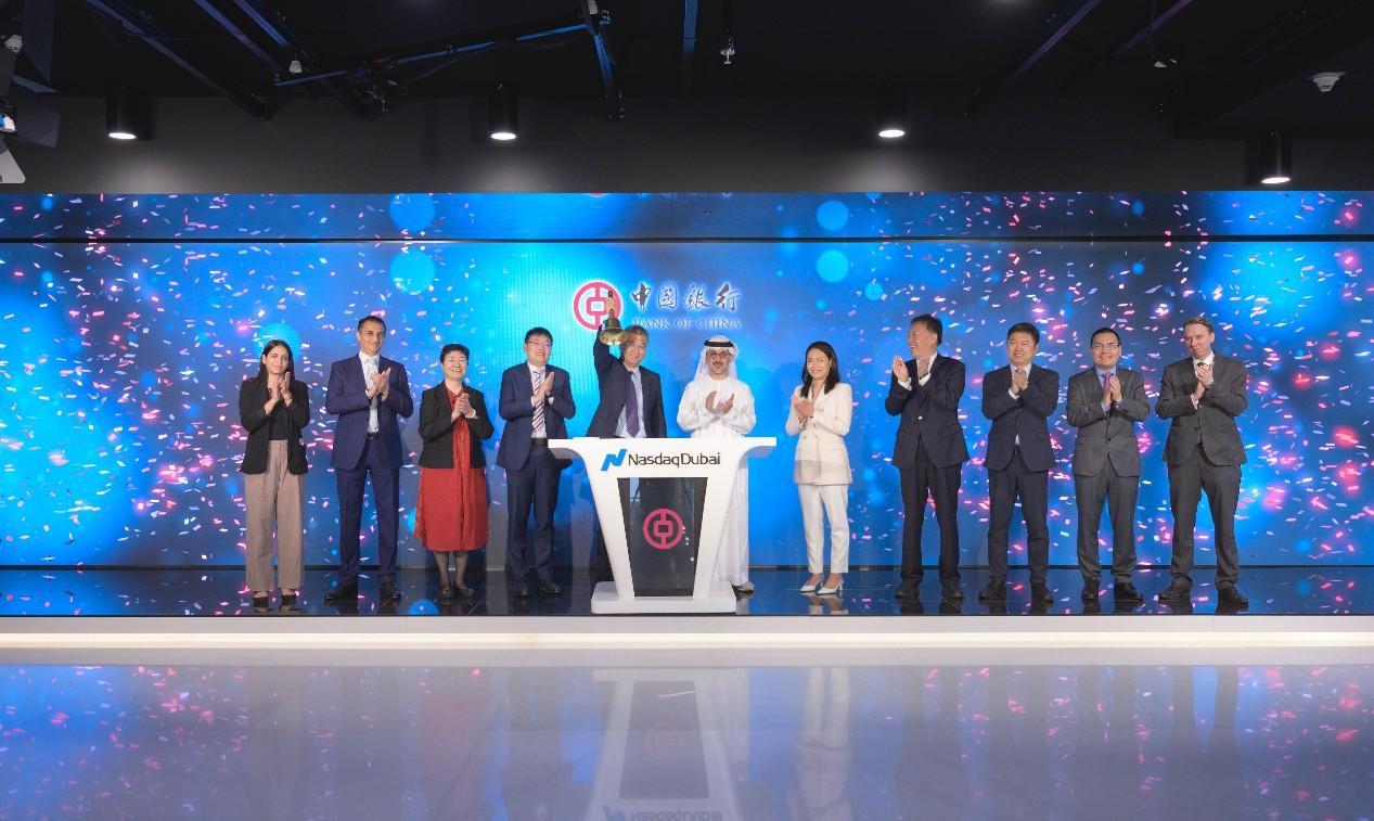 圖為中外嘉賓出席搖鈴儀式。迪拜納斯達(dá)克供圖