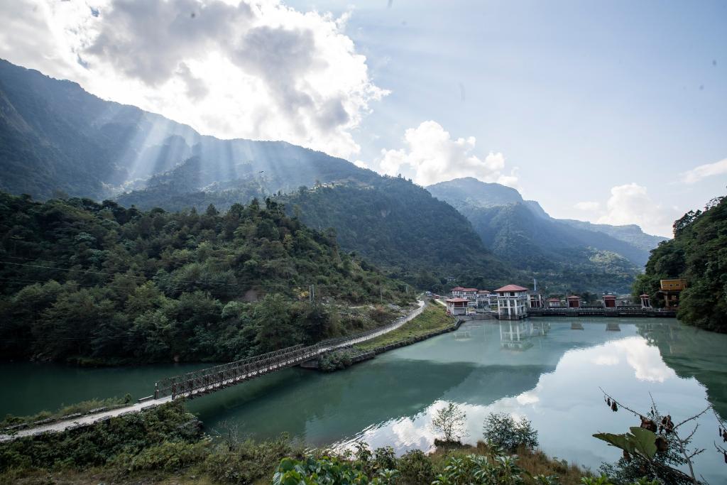 這是2022年11月8日拍攝的尼泊爾上馬相迪A水電站大壩。上馬相迪A水電站位于尼泊爾西部勒姆宗縣，2013年1月開工建設(shè)，2017年1月1日投入商業(yè)運營。該水電站投入運營以來，極大緩解了尼泊爾電力緊缺局面。新華社發(fā)（哈里·馬哈爾詹 攝）