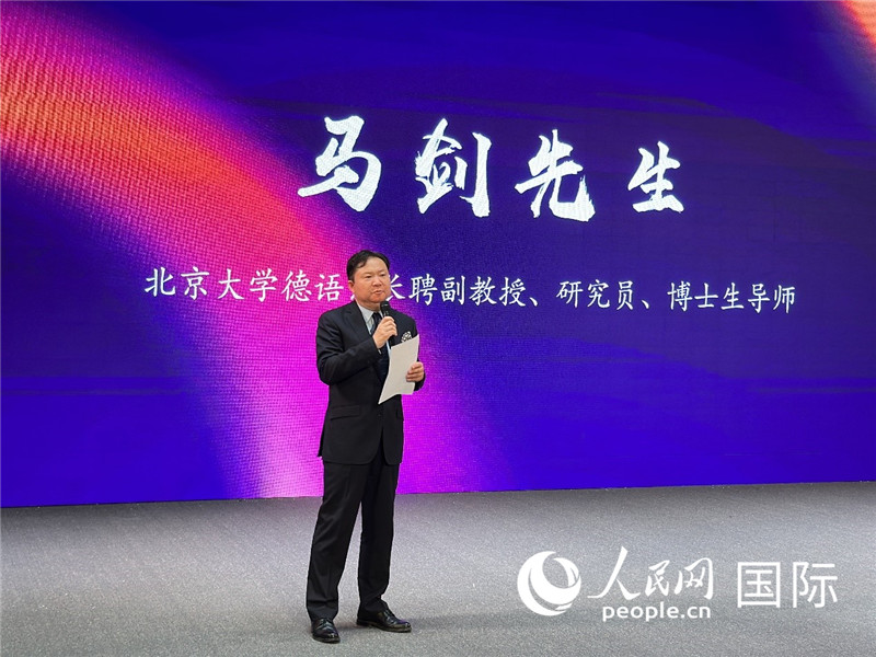 北京大學(xué)德語系長(zhǎng)聘副教授馬劍點(diǎn)評(píng)學(xué)生表現(xiàn)。（攝影：張麗鷗）