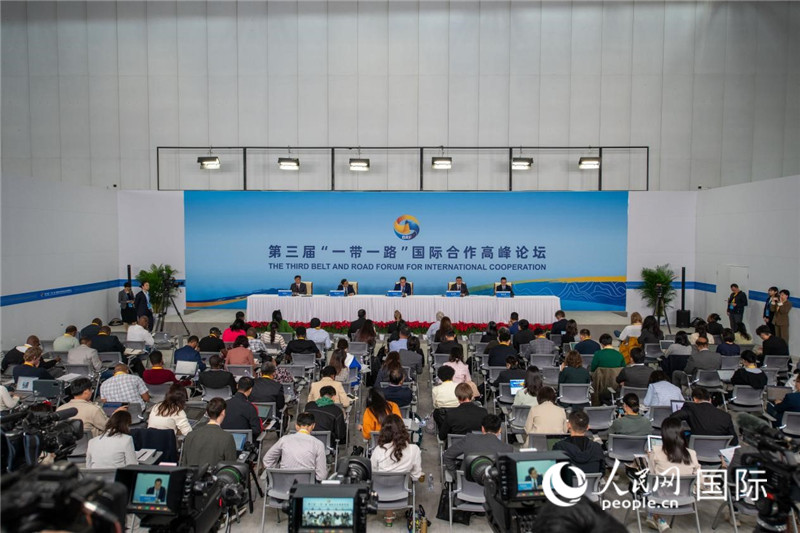 10月16日，第三屆“一帶一路”國際合作高峰論壇新聞中心在北京國家會議中心舉行首場吹風(fēng)會，邀請自然資源部國際合作司和相關(guān)單位負(fù)責(zé)人介紹有關(guān)情況，并回答記者提問。人民網(wǎng)記者 翁奇羽攝