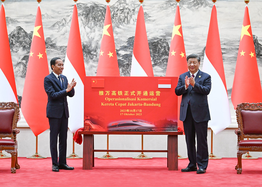 10月17日下午，國家主席習(xí)近平在北京人民大會堂同來華出席第三屆“一帶一路”國際合作高峰論壇并進(jìn)行國事訪問的印度尼西亞總統(tǒng)佐科舉行會談。會談后，兩國元首共同為雅萬高鐵正式開通運(yùn)營揭幕。