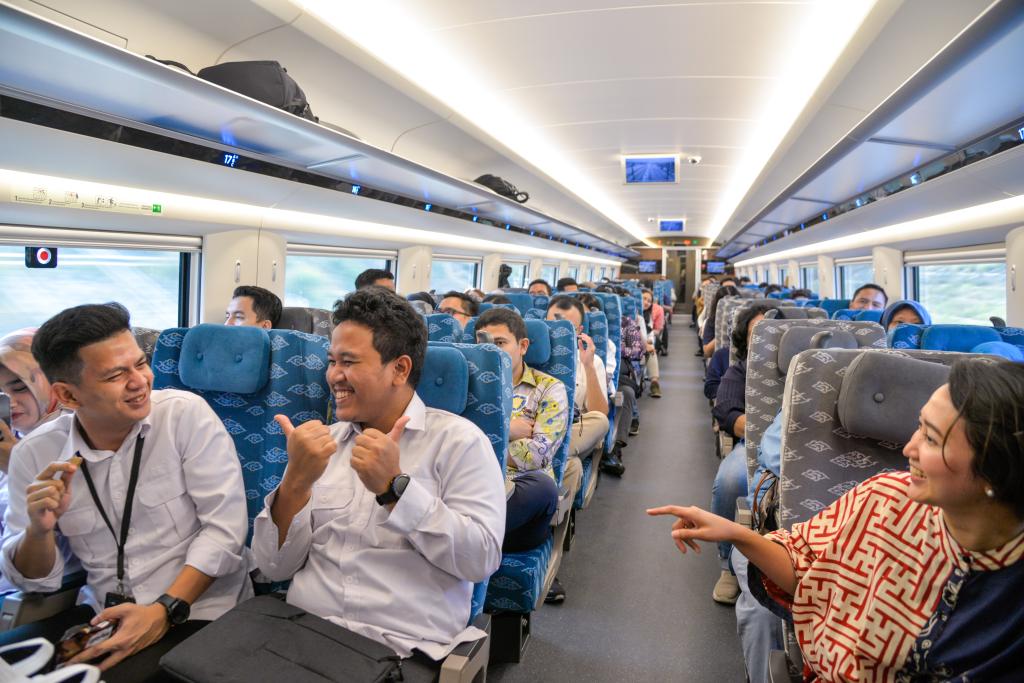 10月17日，乘客在行駛中的雅萬高鐵高速動車組列車車廂內(nèi)交談。