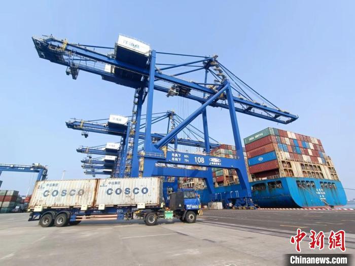 圖為海南洋浦國際集裝箱碼頭，卡車將集裝箱從后方堆場運往碼頭裝卸區(qū)?！堅潞?攝