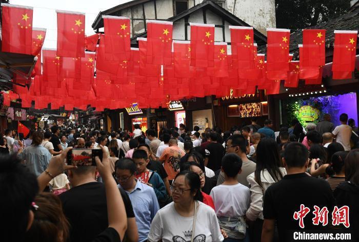 圖為重慶千年古鎮(zhèn)磁器口游人如織。<a target='_blank' href='/' ><p  align=