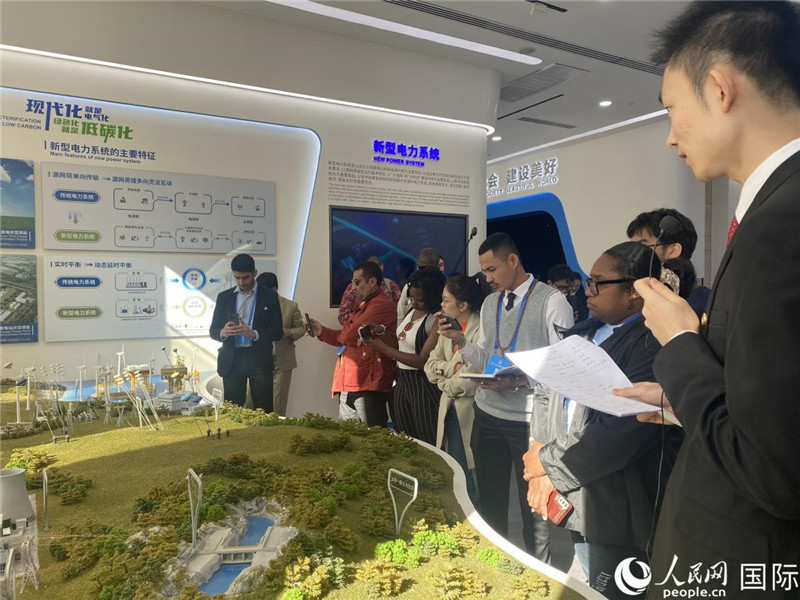 2023“一帶一路”媒體合作論壇聯(lián)合采訪團參訪中國能建。人民網(wǎng)記者 于洋攝