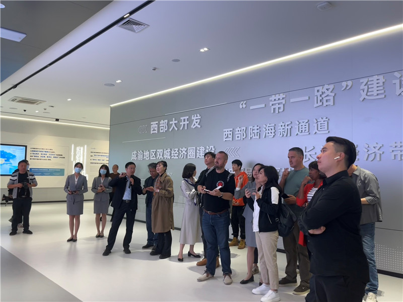 （成都國際鐵路港展廳，中外記者邊聽邊記，了解成都國際鐵路港運行情況 趙橙涔攝