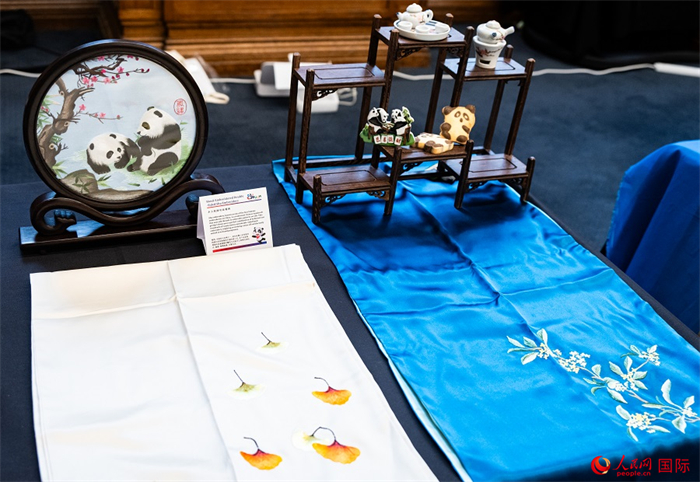 活動(dòng)現(xiàn)場的現(xiàn)場文創(chuàng)展、互動(dòng)體驗(yàn)區(qū)、非遺區(qū)展示。人民網(wǎng) 郭錦標(biāo)攝