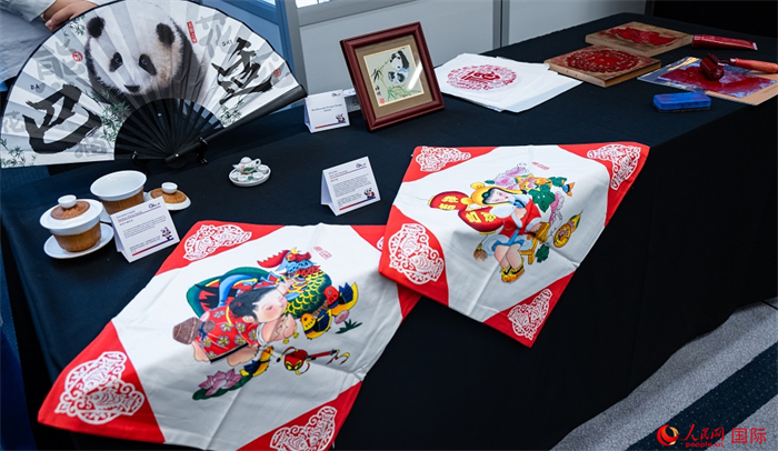 活動(dòng)現(xiàn)場的現(xiàn)場文創(chuàng)展、互動(dòng)體驗(yàn)區(qū)、非遺區(qū)展示。人民網(wǎng) 郭錦標(biāo)攝