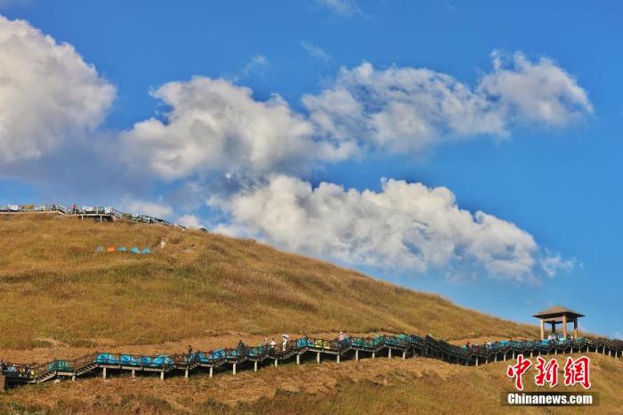 資料圖：圖為江西武功山高山草甸旁的登山步道，游客在登山。 劉力鑫 攝