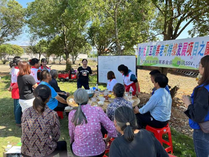 10月23日，廣東韶關(guān)農(nóng)村的互助養(yǎng)老探索，結(jié)合仁化縣董塘鎮(zhèn)新龍村的重陽(yáng)節(jié)活動(dòng)，將村支書、婦女主任、項(xiàng)目管理人員、新龍村助老員、村民志愿者、健康熱心的老人聚集在一起。 受訪者供圖