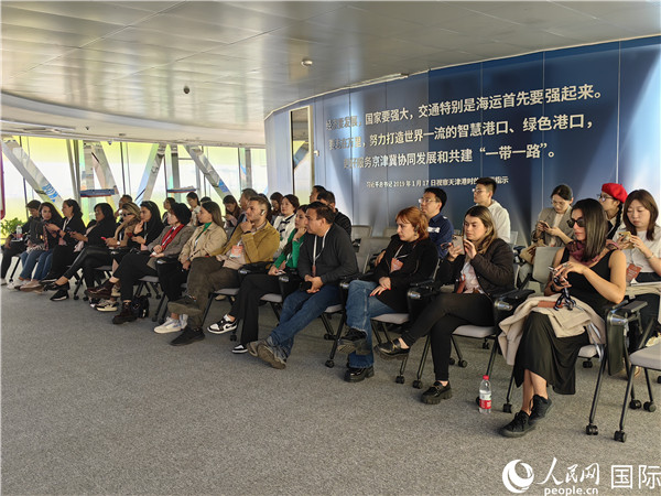外媒記者探訪天津港北疆港區(qū)C段智能化集裝箱碼頭。人民網(wǎng)記者 符園園攝