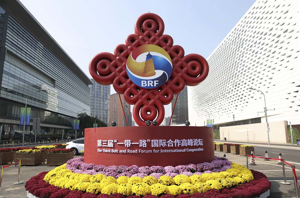 這是在北京國家會(huì)議中心附近拍攝的“一帶一路”國際合作高峰論壇景觀布置（2023年10月17日攝）。新華社記者 陳斌 攝
