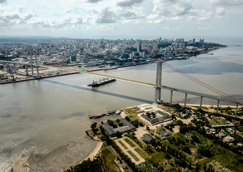 這是2019年4月8日在莫桑比克首都馬普托拍攝的馬普托大橋（無人機(jī)照片）。新華社記者 張宇 攝