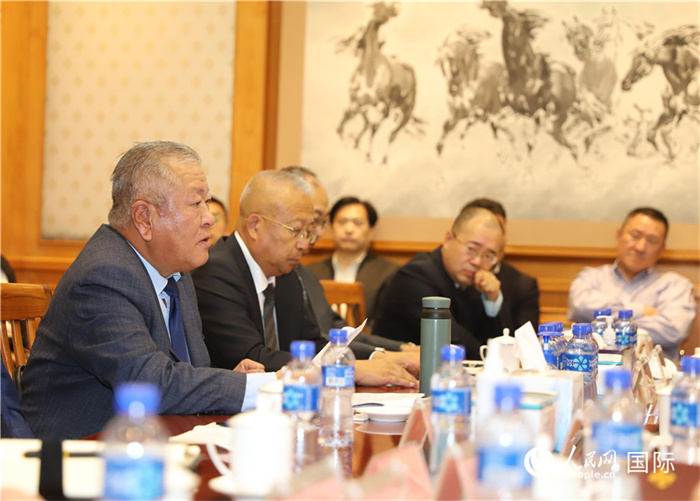 2.2023年10月30日，張義波（左一）會長匯報商會工作情況。人民網(wǎng)記者 霍文攝