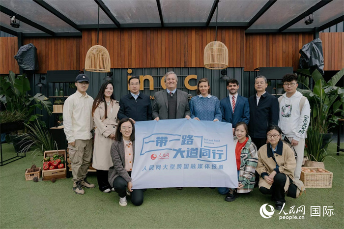 在烏拉圭第118屆普拉多牧農(nóng)業(yè)國(guó)際博覽會(huì)上，烏拉圭國(guó)家肉類協(xié)會(huì)主席與人民網(wǎng)記者合影。人民網(wǎng)記者 張若涵攝
