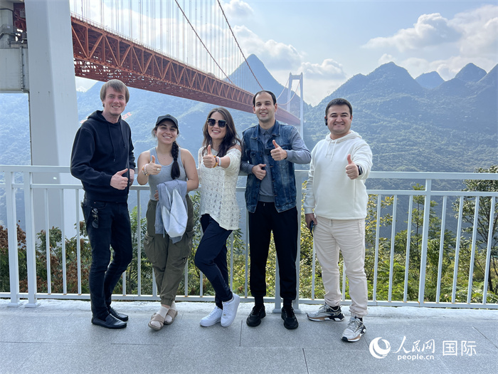 歐亞國家記者在壩陵河大橋下合影，并給大橋“點(diǎn)贊”。人民網(wǎng) 花放攝