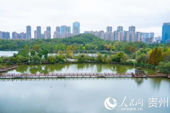 秋日時(shí)節(jié)，觀(guān)山湖公園景色美不勝收。人民網(wǎng) 陽(yáng)茜攝