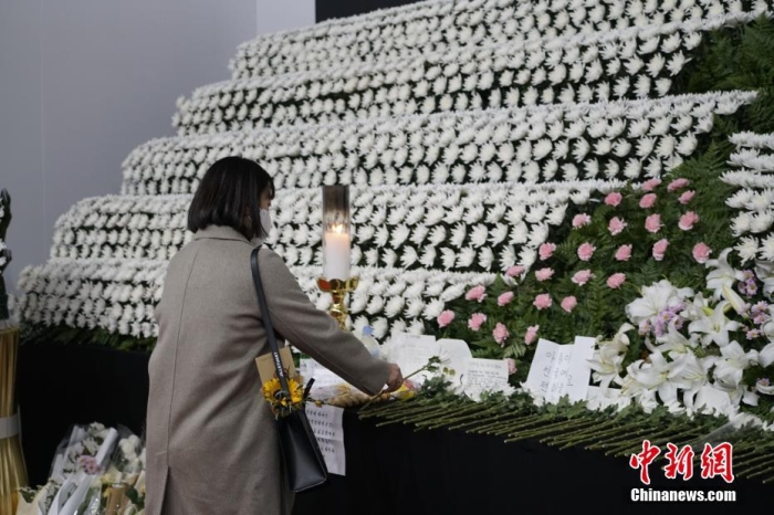 當?shù)貢r間11月1日23時45分許，韓國民眾在位于首爾廣場的集體焚香所悼念梨泰院踩踏事故遇難者。 <a target='_blank' href='/'><p  align=
