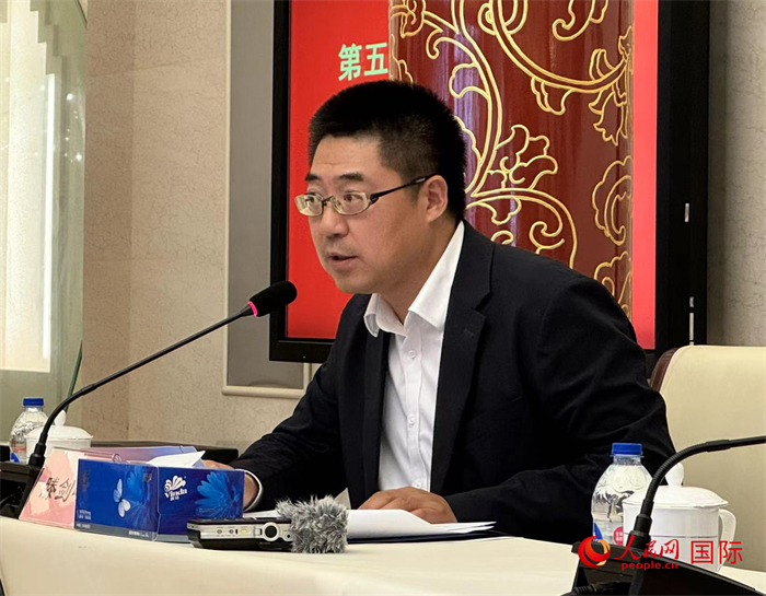 10月31日，歐美同學(xué)會(huì)副秘書長滕劍峰在第五屆中法文化論壇媒體吹風(fēng)會(huì)上講話。（人民網(wǎng) 謝瑩攝）