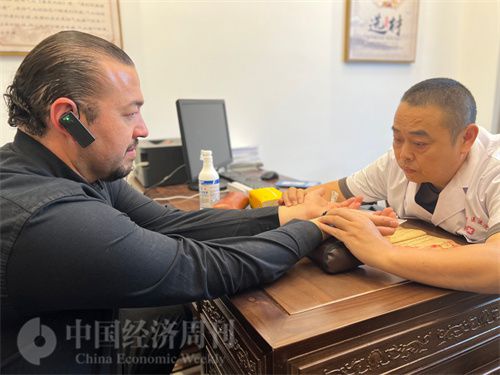   （外媒記者走進中醫(yī)堂，問診中醫(yī)名師。中國經(jīng)濟周刊記者 郭志強攝）