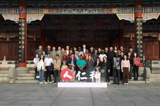 2023“一帶一路”媒體合作論壇聯(lián)合采訪團(tuán)參觀仁和集團(tuán)。（受訪者供圖）