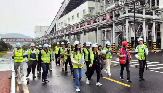   2023“一帶一路”媒體合作論壇聯(lián)合采訪團(tuán)走進(jìn)國家電投江西公司分宜電廠廠區(qū)。（本報(bào)記者 周歡攝）