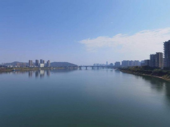 　　10月24日，在清水塘大橋景觀通道上拍攝的湘江景色。本報(bào)記者 常雯宜攝