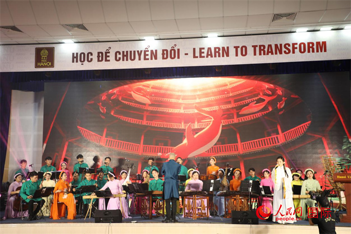 越南新活力民族樂團(tuán)的藝術(shù)家在進(jìn)行演奏。人民網(wǎng)記者楊曄攝
