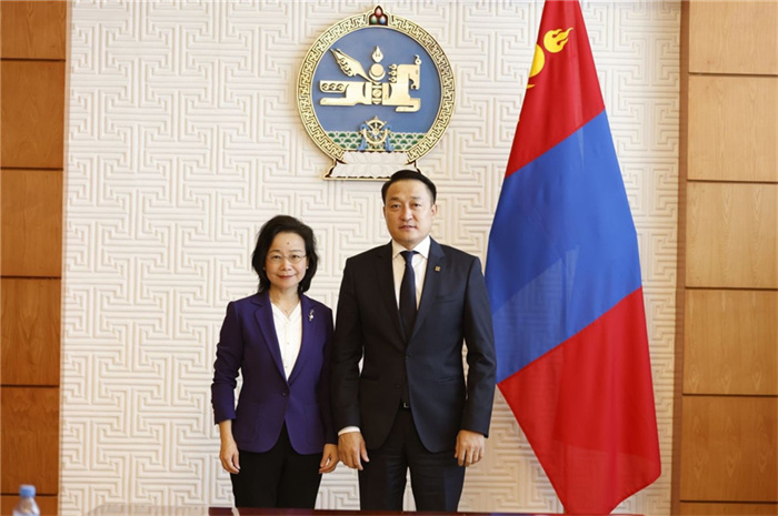10月31日，中國駐蒙古國大使沈敏娟到任拜會(huì)蒙政府辦公廳主任兼蒙古人民黨總書記阿瑪爾巴伊斯格楞（右）。中國駐蒙古使館供圖