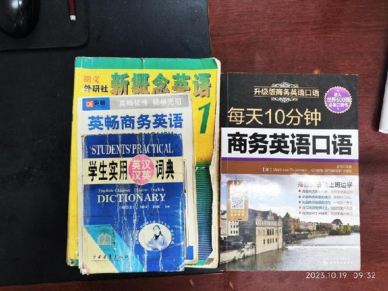   胡振興學(xué)習(xí)英語(yǔ)所用的資料。（圖片由受訪者提供）