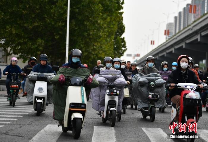 11月3日，河北石家莊迎降溫天氣，市民“捂”裝出行。 <a target='_blank' href='/'><p  align=