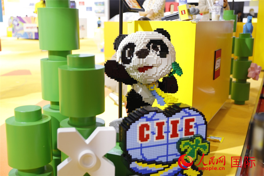 11月5日，消費品展區(qū)展出的進(jìn)博會吉祥物進(jìn)寶造型積木。人民網(wǎng)記者 李美玉攝
