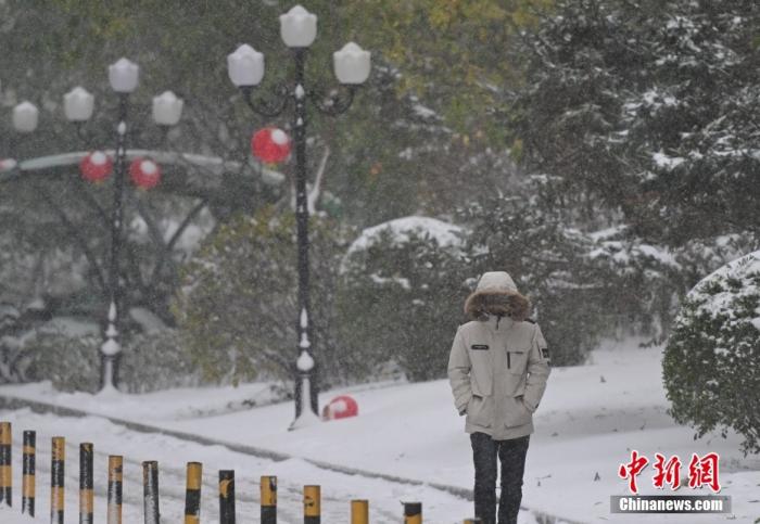 圖為市民在雪中出行。 <a target='_blank' href='/' ><p  align=
