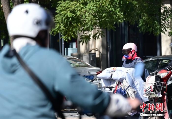 石家莊街頭，市民紛紛穿上厚厚的外套“捂”裝前行。 <a target='_blank' href='/'><p  align=