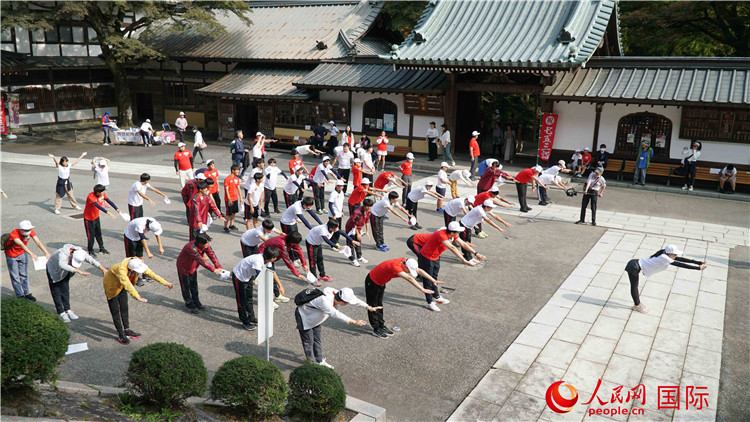 開跑前，中日青少年一起做熱身運(yùn)動(dòng)。人民網(wǎng) 蔣曉辰攝