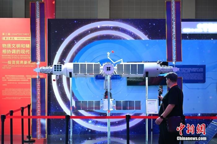 11月5日，觀眾在進(jìn)博會中國館參觀拍攝中國空間站模型。<a target='_blank' href='/'><p  align=