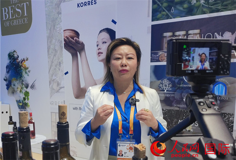 希華集團聯(lián)合創(chuàng)始人兼總裁索菲亞女士接受采訪。人民網(wǎng) 殷韜攝