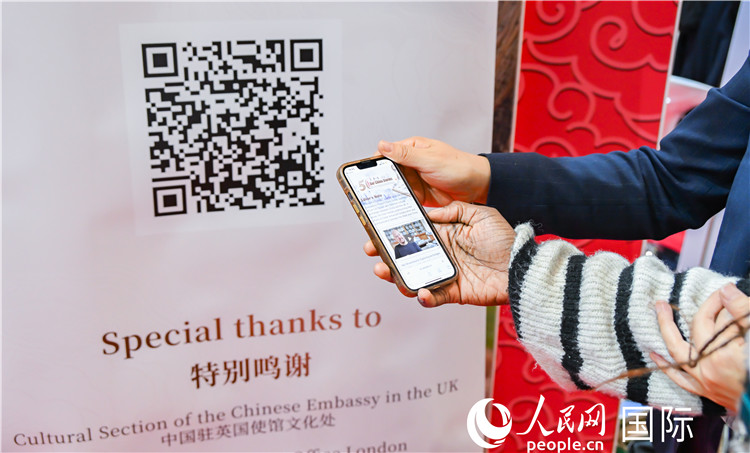 觀眾掃碼《我們的中國故事》系列視頻。人民網(wǎng) 郭錦標(biāo)攝