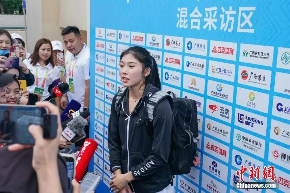 圖為吳艷妮在10日比賽結(jié)束后接受媒體采訪。陳冠言 攝