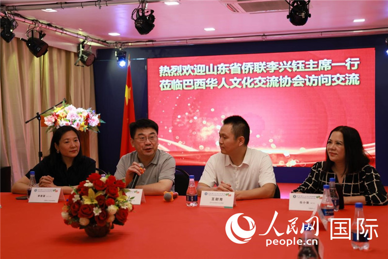 山東省僑聯(lián)主席李興鈺（左二）和與會僑領(lǐng)座談。人民網(wǎng)記者宋亦然攝