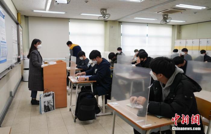 12月3日，延遲近一個(gè)月的韓國高考舉行。據(jù)韓國教育部消息，今年考生約49.34萬人，創(chuàng)歷史最低紀(jì)錄。圖為在首爾某考點(diǎn)內(nèi)，考桌上設(shè)有隔板。