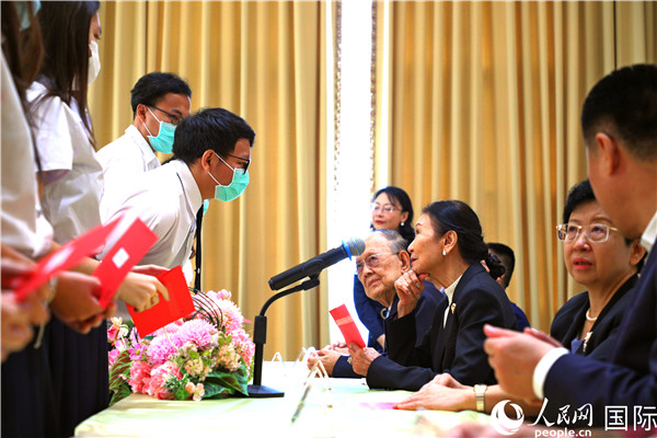 圖為獎(jiǎng)助學(xué)金頒發(fā)現(xiàn)場(chǎng)。人民網(wǎng)記者 白元琪攝
