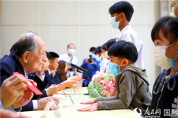 圖為獎(jiǎng)助學(xué)金頒發(fā)現(xiàn)場(chǎng)。人民網(wǎng)記者 白元琪攝